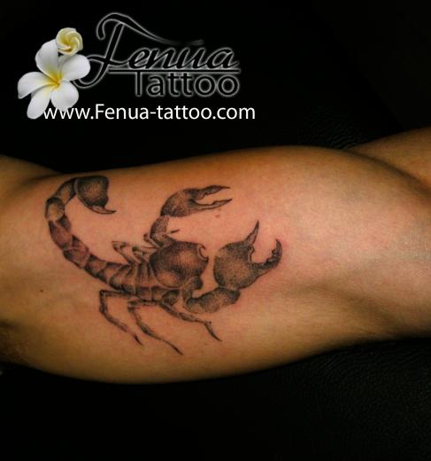 4a°) tattoo de scorpion en points